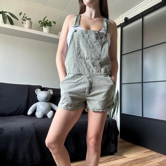 Green Overall Shorts - Picture 6 of 8